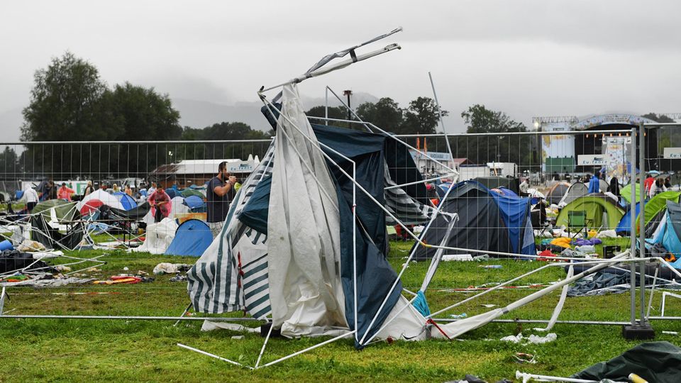 Nach einem heftigen Unwetter haben die Veranstalter des Chiemsee-Summer-Festivals den letzten Tag des Events abgesagt Nach einem heftigen Unwetter haben die Veranstalter des Chiemsee-Summer-Festivals den letzten Tag des Events abgesagt