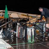 Inspizierung des Schadens: Ein Sturm hatte das Festzelt umgerissen - mit verheerenden Folgen.