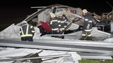 Retten statt feiern: Feuerwehrleute durchkämmen die Überreste des Zeltes nach Opfern.