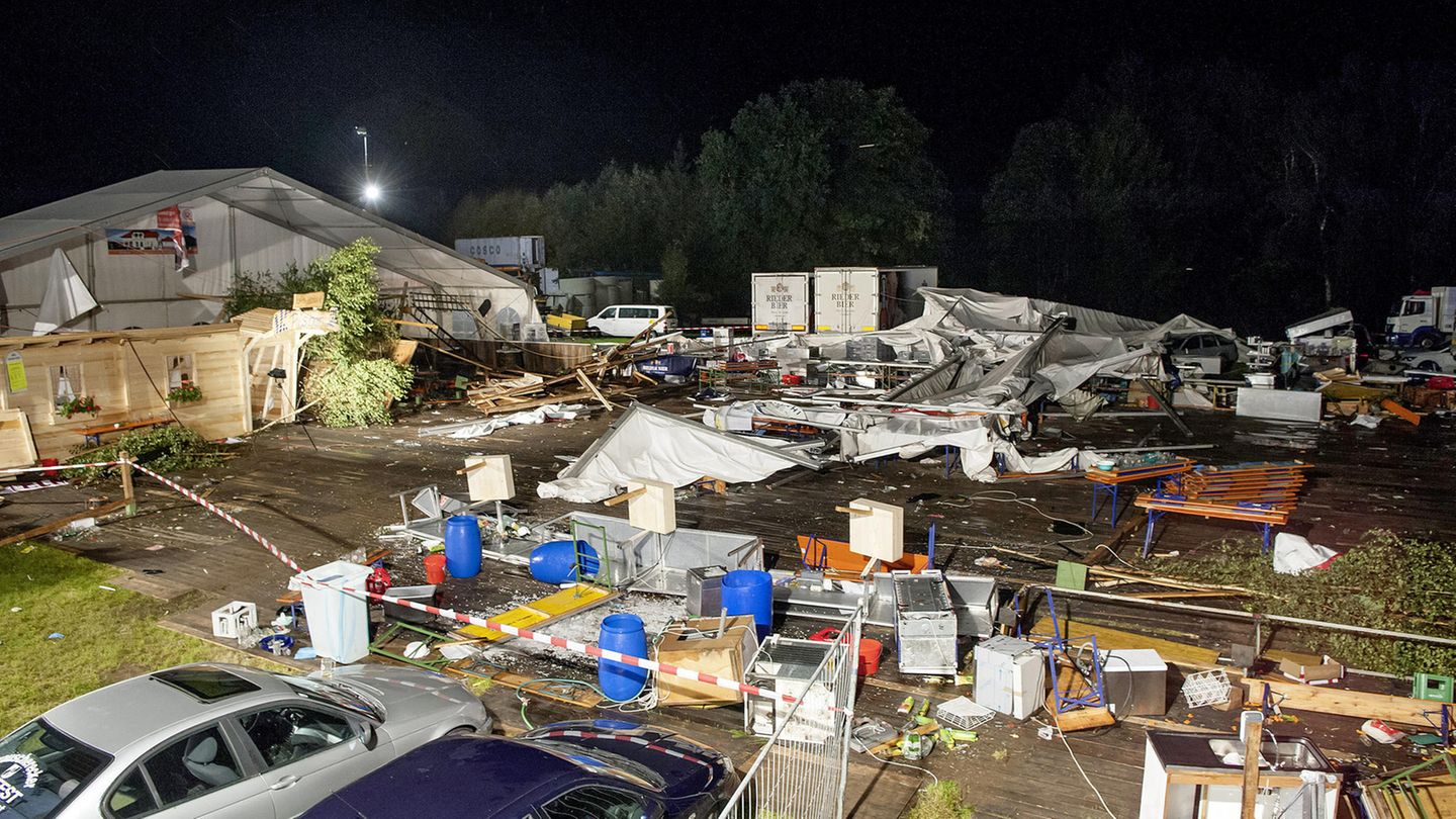 Die Festwiese bot den Rettern ein Bild der Verwüstung: 2 Tote und 120 Verletzte lautet die Bilanz des Unglücks.