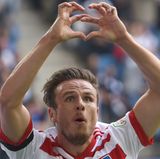 ...formte ein Herz mit den Fingern...