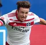 Dabei kam er ins Straucheln, stolperte über die Eckfahne...