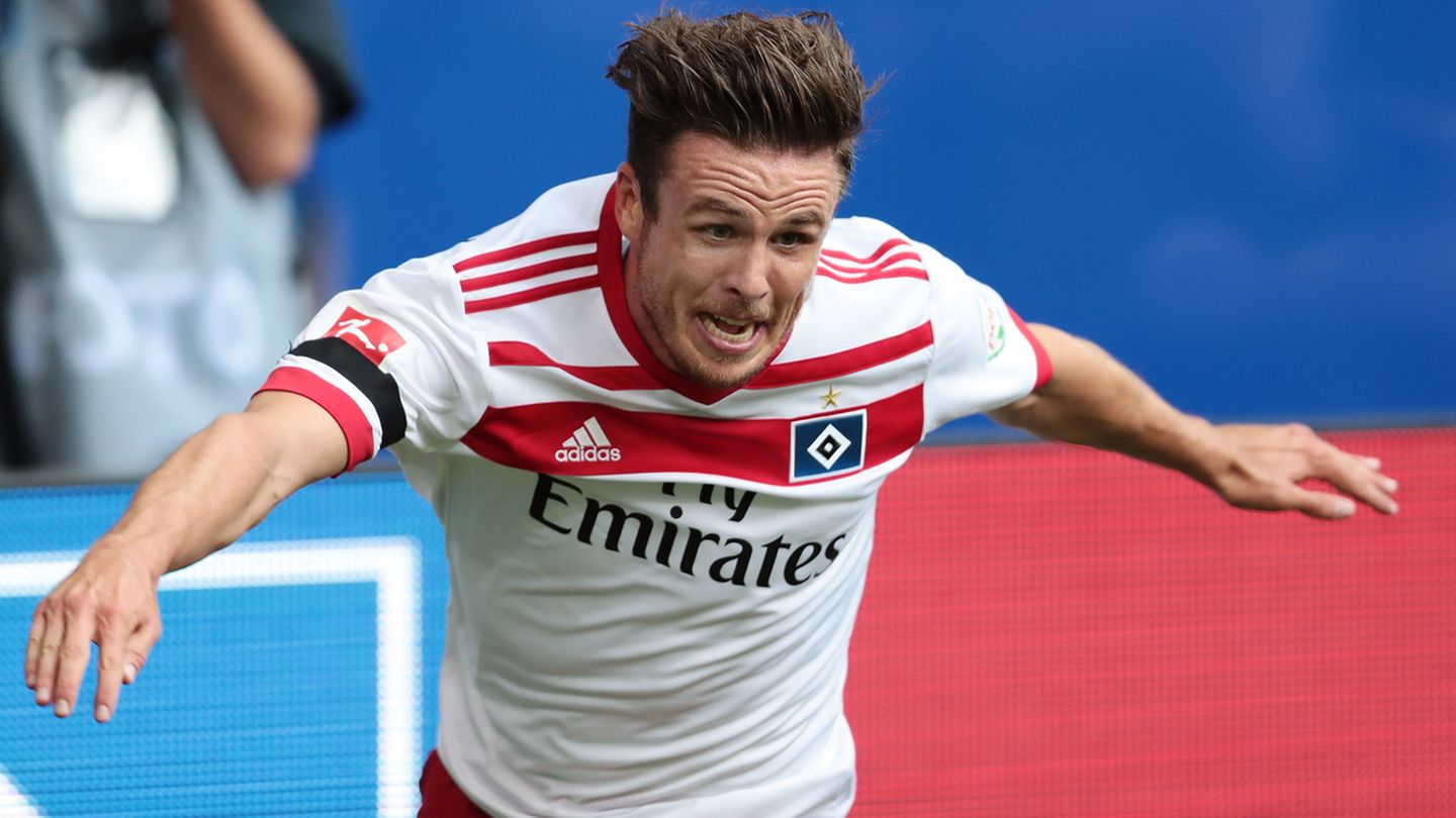 Dabei kam er ins Straucheln, stolperte über die Eckfahne...