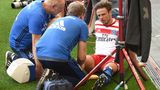 So stürzten nicht nur die Spielerkollegen zum Jubeln herbei, sondern auch die Teamärzte, um das verdrehte Knie zu begutachten.