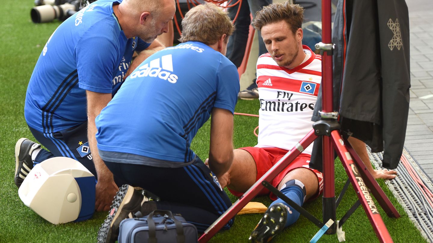 So stürzten nicht nur die Spielerkollegen zum Jubeln herbei, sondern auch die Teamärzte, um das verdrehte Knie zu begutachten.