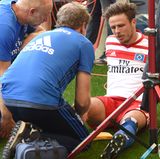 So stürzten nicht nur die Spielerkollegen zum Jubeln herbei, sondern auch die Teamärzte, um das verdrehte Knie zu begutachten.