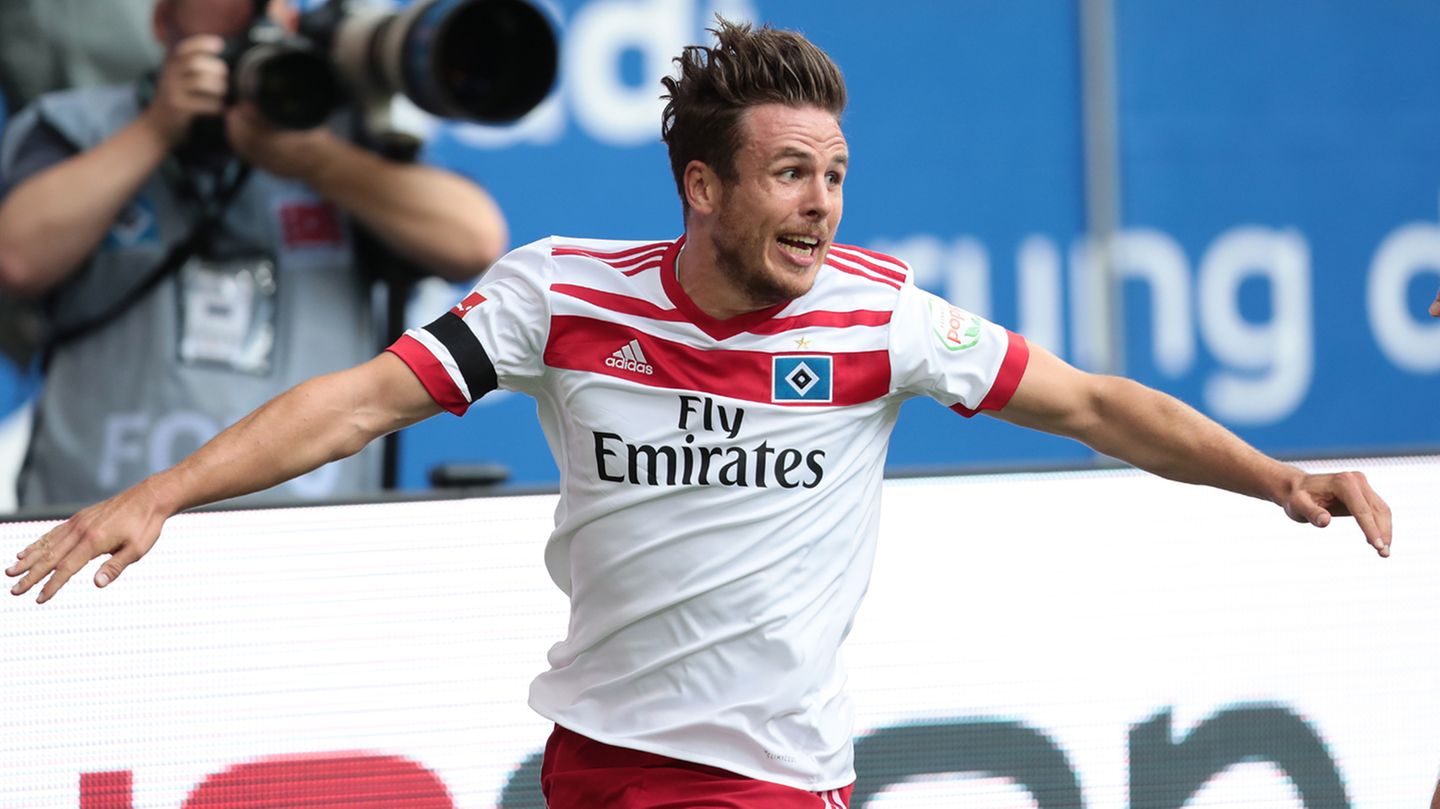 Dann rannte er Richtung Eckfahne und begann, sich wild zu drehen