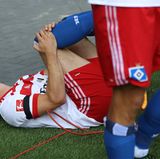 ... und stürzte zu Boden, wo er mit schmerzverzerrtem Gesicht liegenblieb.