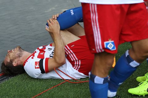... und stürzte zu Boden, wo er mit schmerzverzerrtem Gesicht liegenblieb.