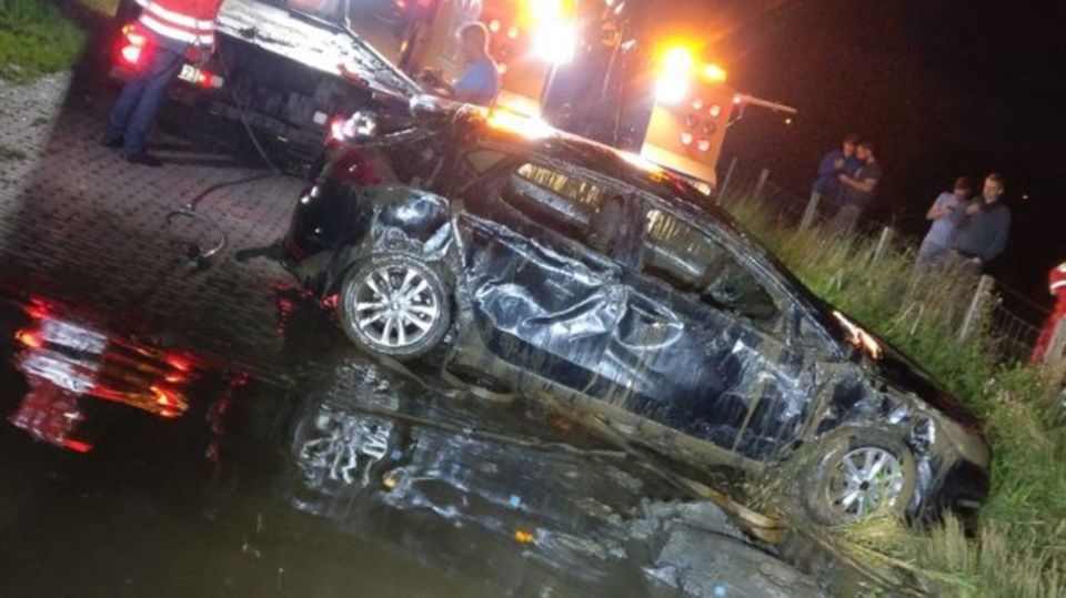Auto während Toilettenpause in die Ems gerollt: Die Feuerwehr hat den Wagen geborgen Auto während Toilettenpause in die Ems gerollt: Die Feuerwehr hat den Wagen geborgen