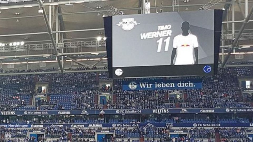 RB-Lepizig-Stürmer Timo Werner geschwärzt auf dem Videowürfel im Stadion des FC Schalke 04