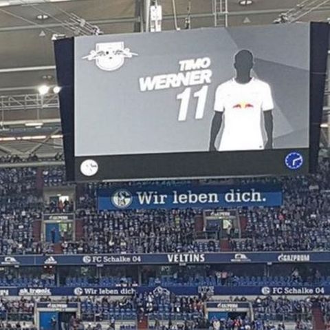RB-Lepizig-Stürmer Timo Werner geschwärzt auf dem Videowürfel im Stadion des FC Schalke 04