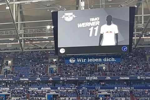 RB-Lepizig-Stürmer Timo Werner geschwärzt auf dem Videowürfel im Stadion des FC Schalke 04