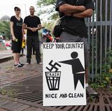 Der Protestmarsch in Boston, an dem nach Schätzungen der Polizei bis zu 40.000 Menschen teilnahmen, richtete sich zugleich gegen eine - bei weitem kleinere - Kundgebung, die zur selben Zeit in einem Park der Stadt stattfand. 