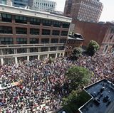 Auf Luftbildern war zu sehen, dass die Gegendemonstranten eine der Hauptstraßen von Boston über mehrere Häuserblocks hinweg füllten.