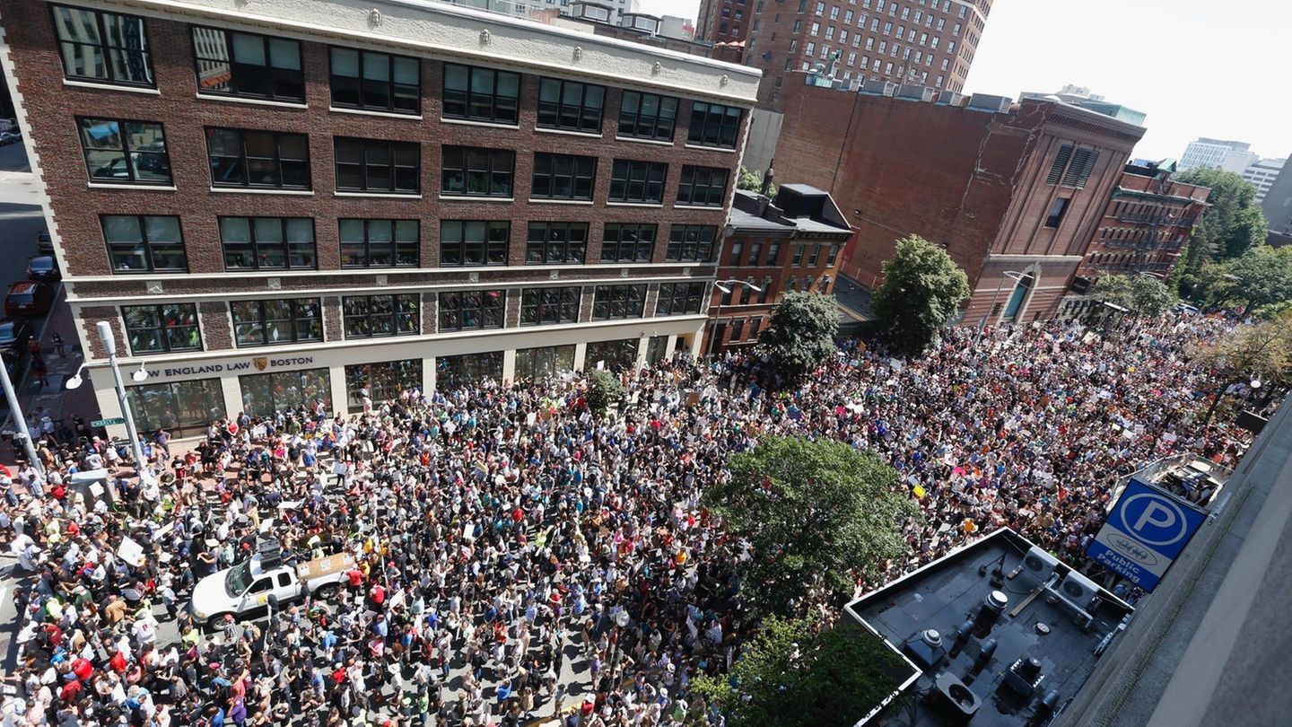 Auf Luftbildern war zu sehen, dass die Gegendemonstranten eine der Hauptstraßen von Boston über mehrere Häuserblocks hinweg füllten.