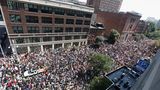 Auf Luftbildern war zu sehen, dass die Gegendemonstranten eine der Hauptstraßen von Boston über mehrere Häuserblocks hinweg füllten.