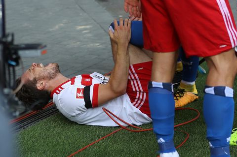 Nicolai Müller krümmt sich vor Schmerzen: Der HSV-Spieler hat einen Kreuzbandriss erlitten