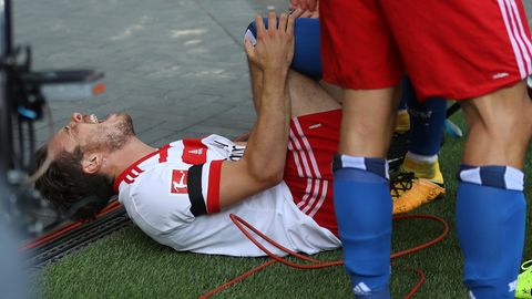 Nicolai Müller krümmt sich vor Schmerzen: Der HSV-Spieler hat einen Kreuzbandriss erlitten