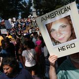 Heather Heyer hatte in Charlottesville gegen Rechtsextremismus demonstriert und war ums Leben gekommen, als ein Mann mit seinem Auto anscheinend vorsätzlich in eine Gruppe von Gegendemonstranten fuhr.