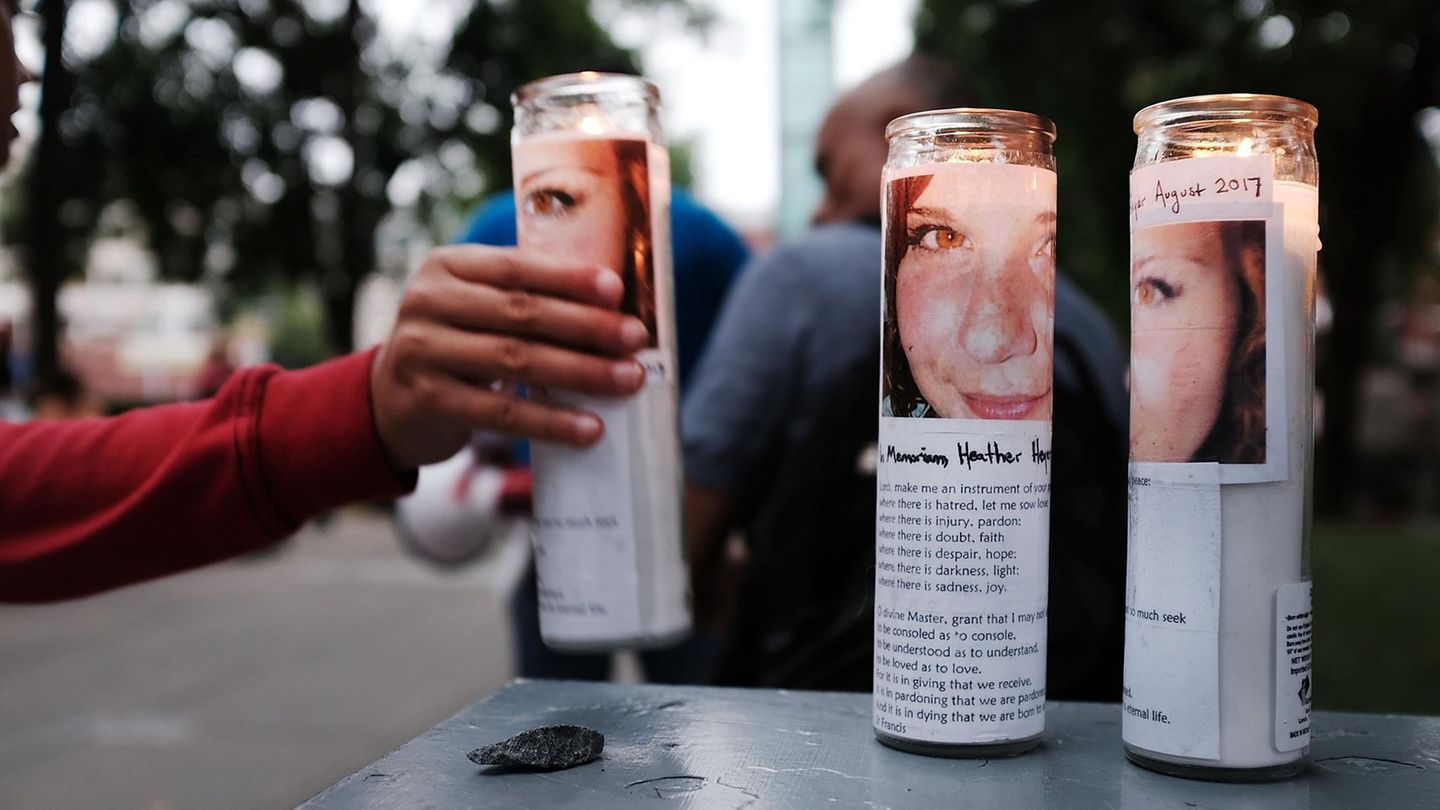 Am Holocaust-Mahnmal von Boston wurden Kerzen abgestellt, die an Heather Heyer erinnern. Die 32-jährige starb bei dem Neonazi-Aufmarsch in Charlottesville vor einer Woche.