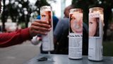 Am Holocaust-Mahnmal von Boston wurden Kerzen abgestellt, die an Heather Heyer erinnern. Die 32-jährige starb bei dem Neonazi-Aufmarsch in Charlottesville vor einer Woche.