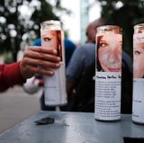 Am Holocaust-Mahnmal von Boston wurden Kerzen abgestellt, die an Heather Heyer erinnern. Die 32-jährige starb bei dem Neonazi-Aufmarsch in Charlottesville vor einer Woche.