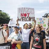 "Es ist Zeit, etwas zu tun", sagte Teilnehmerin Katie Zipps.  Ein Mann hielt ein Schild hoch, auf dem stand: "Nazis sind nicht willkommen".