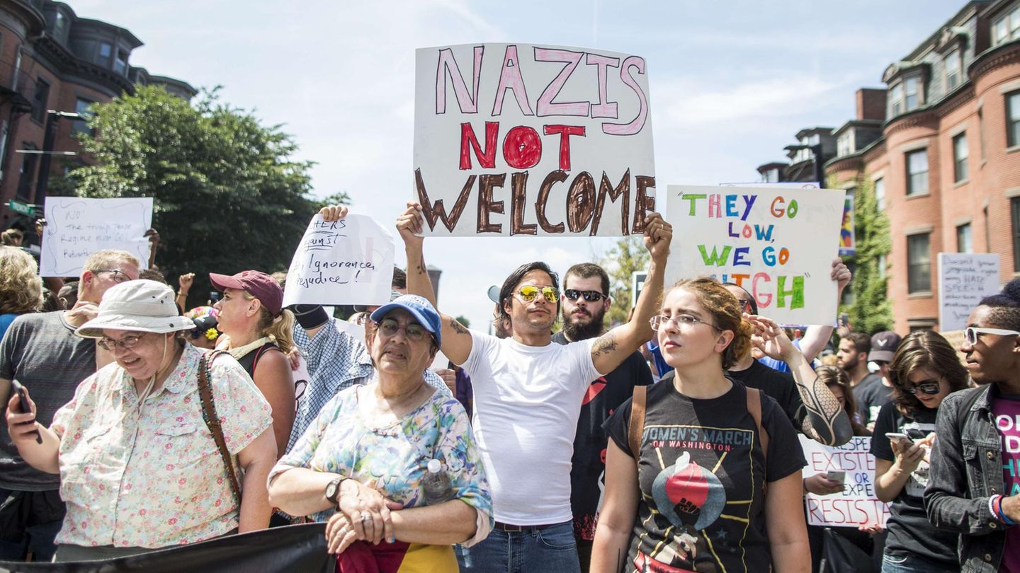 "Es ist Zeit, etwas zu tun", sagte Teilnehmerin Katie Zipps.  Ein Mann hielt ein Schild hoch, auf dem stand: "Nazis sind nicht willkommen".