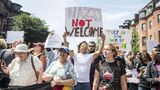 "Es ist Zeit, etwas zu tun", sagte Teilnehmerin Katie Zipps.  Ein Mann hielt ein Schild hoch, auf dem stand: "Nazis sind nicht willkommen".