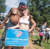 Der Bürgermeister von Boston, Marty Walsh, zeigte sich erleichtert über den weitgehend friedlichen Verlauf der Demonstrationen. Er dankte den Gegendemonstranten für ihre "Botschaft der Liebe, nicht des Hasses" 