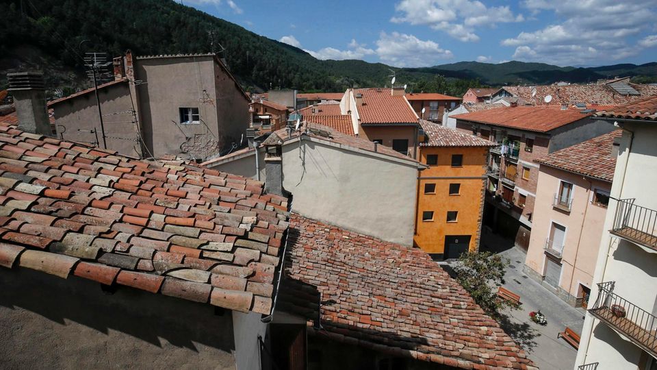 Terror in Barcelona: Ein Blick aus dem Haus des gesuchten Imam Abdelkadi Es Satty zeigt den spanischen Ort Ripoll.