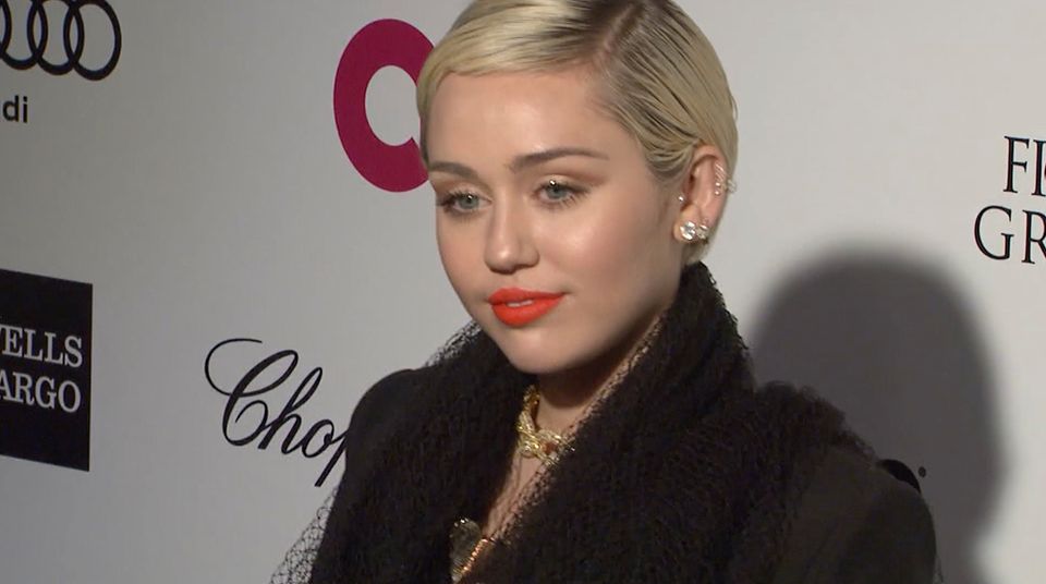 Vom braven Mädchen zum sexy Pop-Star: Miley Cyrus provoziert mit schrillen Outfits