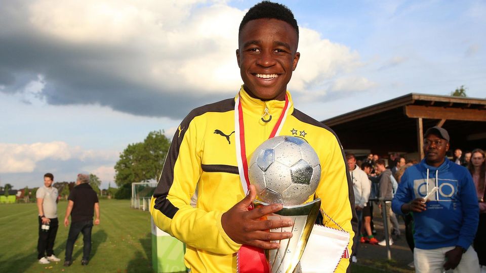 Der zwölfjährige Youssoufa Moukoko von Borussia Dortmund mit einem Pokal