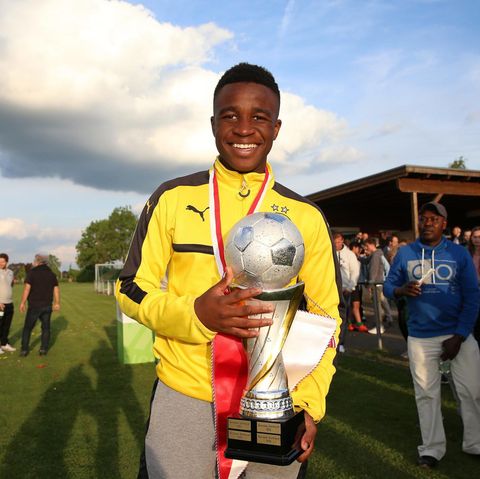 Der zwölfjährige Youssoufa Moukoko von Borussia Dortmund mit einem Pokal