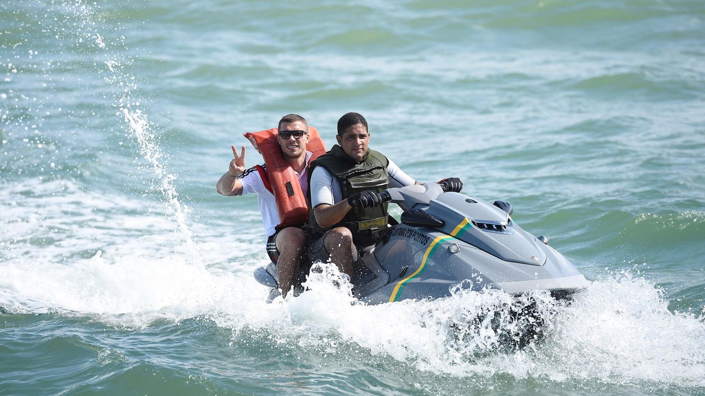 Mit Bild von Lukas Podolski: Auswärtiges Amt macht sich über Breitbart lustig