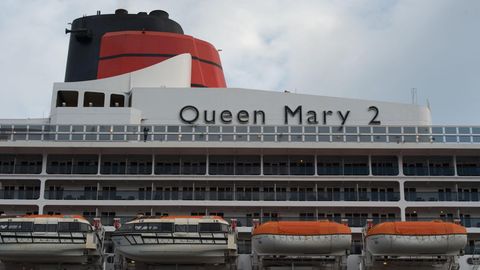 Hamburger Hafen: "Queen Mary 2" läuft in Hamburg aus - und schaut vorher noch bei der Elphi vorbei
