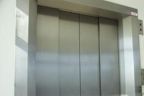 Durch eine defekte Aufzugtür starb in Sevilla eine junge Mutter (Symbolbild)