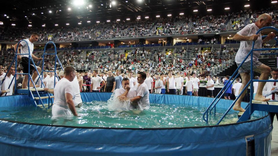 Der wichtigste Moment im Leben eines Zeugen Jehovas: die Taufe, oft eine Massenzeremonie wie hier in Zagreb. Wolschke wurde mit 16 getauft: "Meine Eltern waren stolz auf mich"