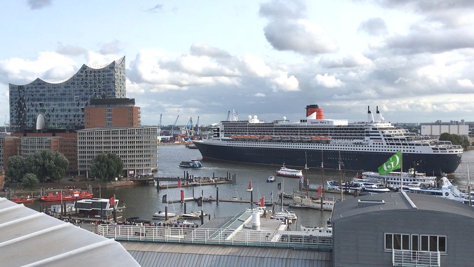 Queen Mary 2 trifft auf Elphilharmonie Queen Mary 2 trifft auf Elphilharmonie