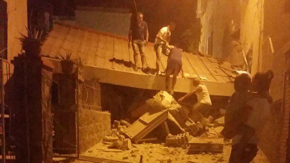 Auf der Insel Ischia helfen sich Menschen in der Nacht nach dem Erdbeben gegenseitig