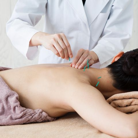 Heilpraktiker behandelt Patientin