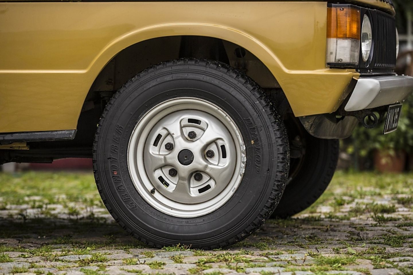 Der Range Rover ist sehr komfortabel gefedert und schwankt bei höheren Geschwindigkeiten hin und her, wie ein Segelschiff