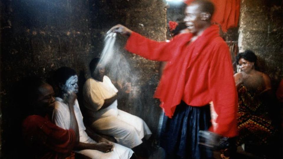 Menschenhandel: Ein Schamane vollzieht in Benin City, Nigeria, ein Ritual. Viele Priester sind in das System der Schmuggler mit eingebunden Ein Schamane vollzieht in Benin City, Nigeria, ein Ritual. Viele Priester sind in das System der Schmuggler mit eingebunden