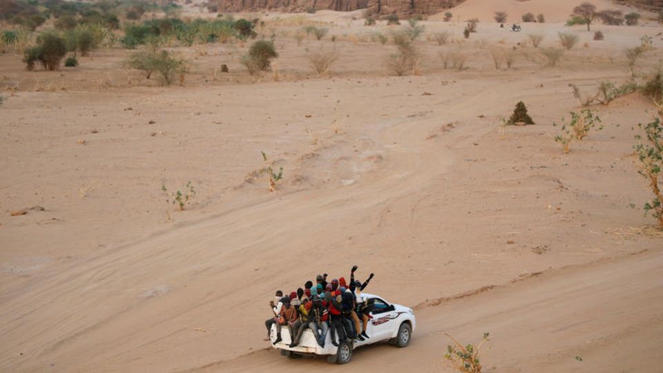 Menschenhandel: Migranten in Agadez, Niger, auf einem Pick-up bei der Fahrt in die Sahara. So werden auch die Nigerianerinnen transportiert Migranten in Agadez, Niger, auf einem Pick-up bei der Fahrt in die Sahara. So werden auch die Nigerianerinnen transportiert