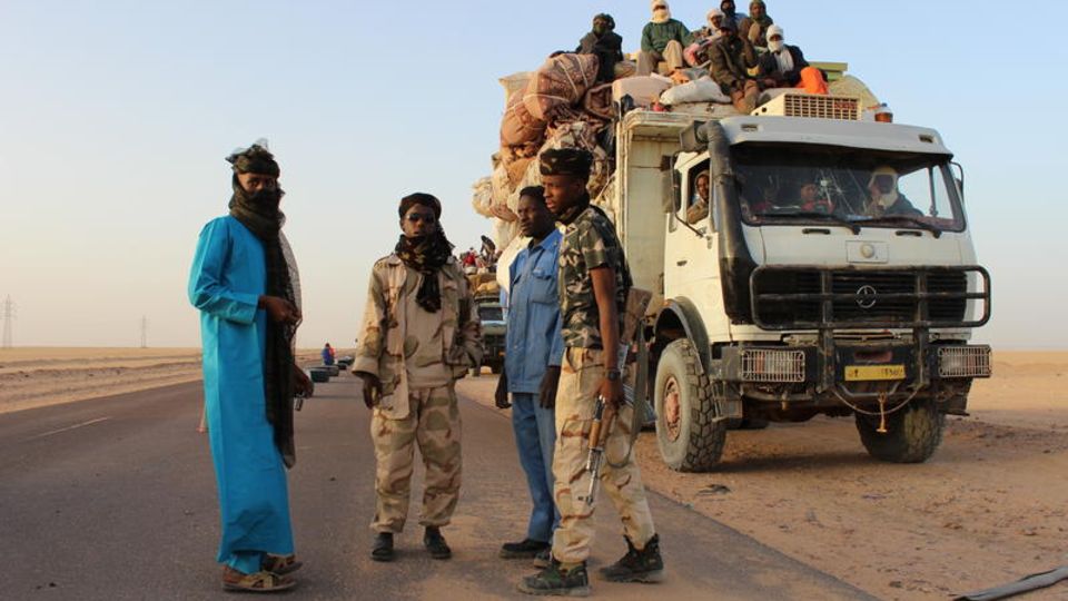 Schmuggler und Milizionäre kurz hinter der Grenze in der Sahara in Libyen. Eine Staatsmacht gibt es nicht