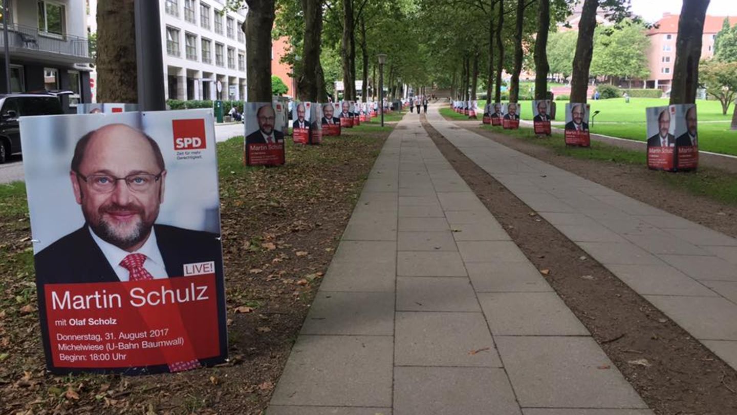 Eine Straße voll mit Wahlplakaten von Martin Schulz