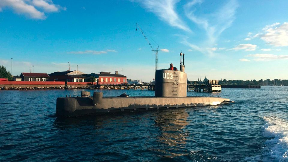 Verschwundene Reporterin: Die nach dem sagenhaften Unterseeboot des Kapitäns Nemo aus den Romanen von Jules Verne benannte "UC3 Nautilus" ist 17,76 Meter lang, zwei Meter breit und hat eine Wasserverdrängung von 37 Tonnen. Sie konnte laut Madsens Website mindestens 100 Meter tief tauchen. Die nach dem sagenhaften Unterseeboot des Kapitäns Nemo aus den Romanen von Jules Verne benannte "UC3 Nautilus" ist 17,76 Meter lang, zwei Meter breit und hat eine Wasserverdrängung von 37 Tonnen. Sie konnte laut Madsens Website mindestens 100 Meter tief tauchen.