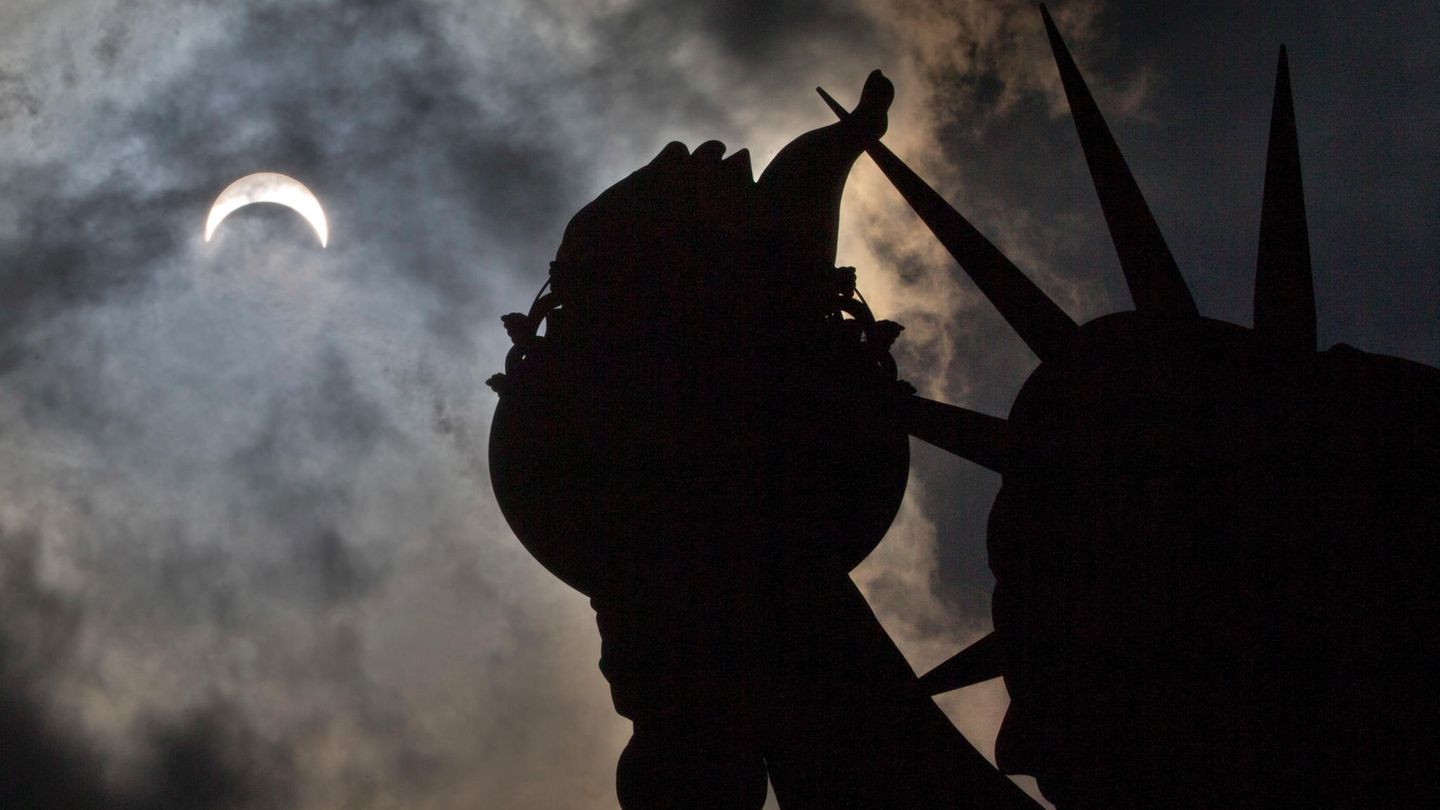 Die Sonnenfinsternis am Montag von Liberty-Island in New York aus gesehen. Von dem Naturphänomen lassen sich "Flat Earthers" nicht beirren.
