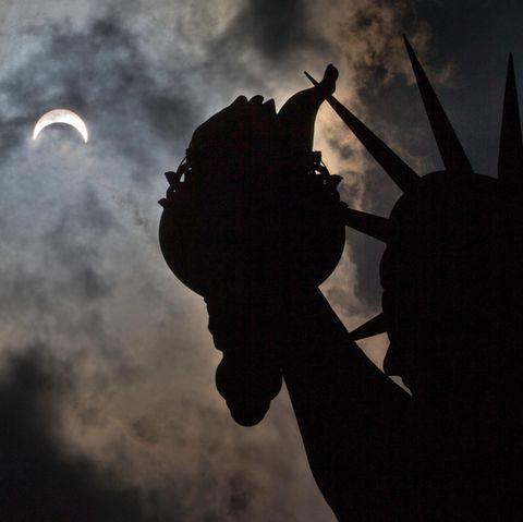 Die Sonnenfinsternis am Montag von Liberty-Island in New York aus gesehen. Von dem Naturphänomen lassen sich "Flat Earthers" nicht beirren.